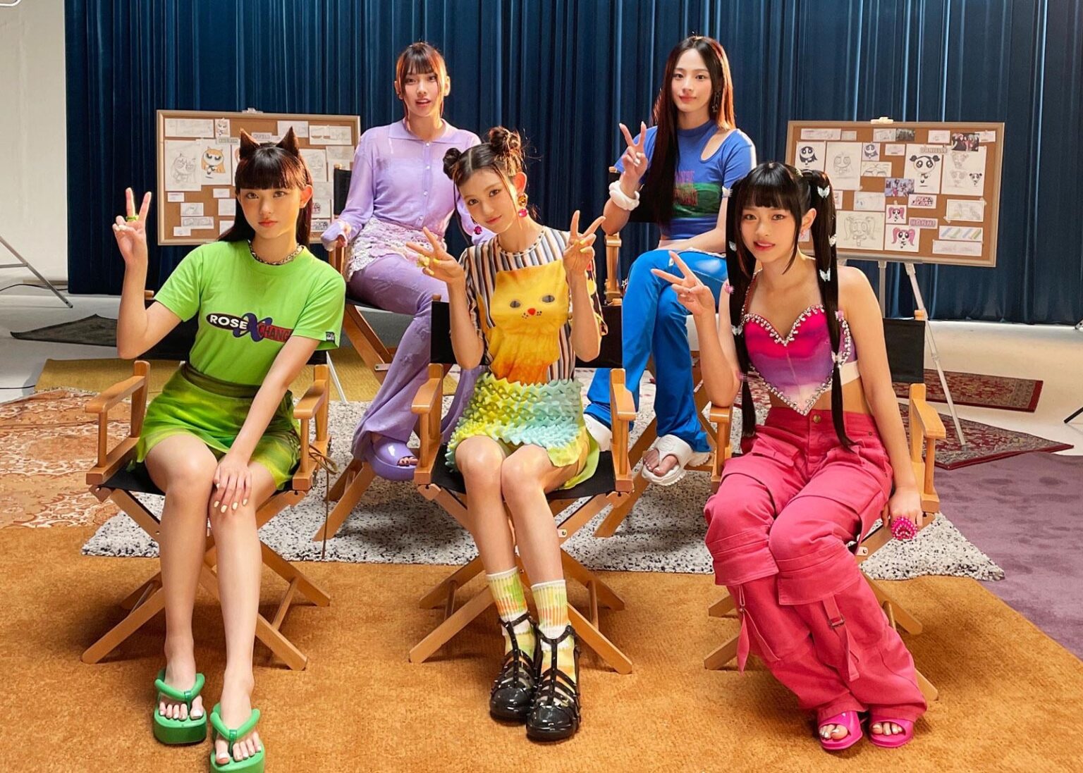 منذ الاحتفال بالذكرى الثانية لـ Super Shy Shy ، دعونا نحتفل أيضًا بذكرى جينز نيو جينز (أغنية) التي تم إصدارها أيضًا في نفس اليوم!