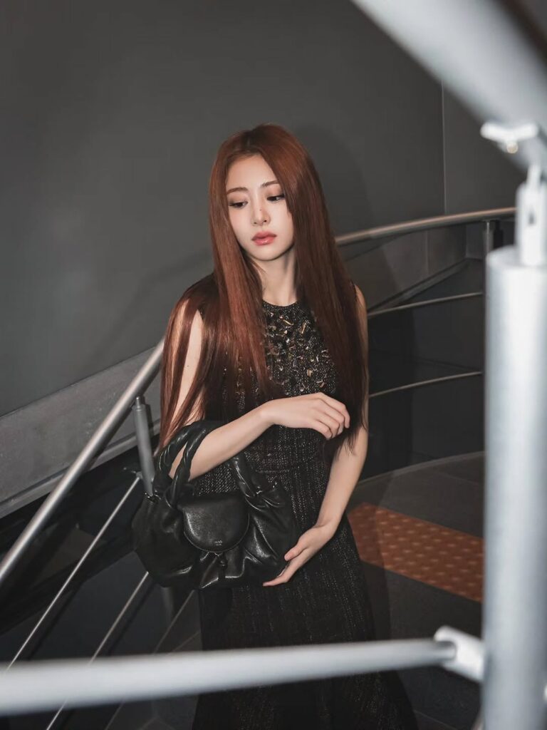 250714 تحديث Huh Yunjin Instagram