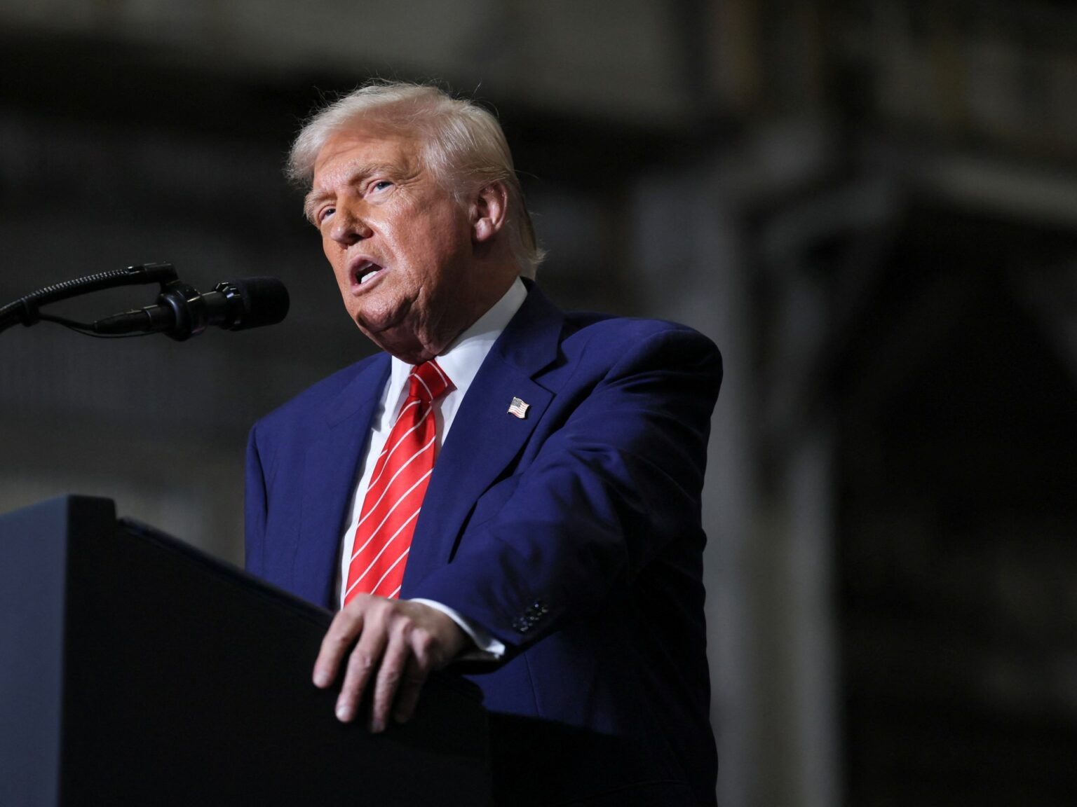 ترامب يفرض رسوما جمركية على الاتحاد الأوروبي تصل إلى الثلث ترامب يفرض رسوما جمركية على الاتحاد الأوروبي تصل إلى الثلث