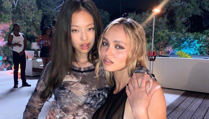 250721 كانت "One Of The Girls" في Weeknd ، Jennie و Lily-Rose Depp هي الأغنية الأكثر مبيعًا من قبل A K-pop في الولايات المتحدة بواسطة Total Units في النصف الأول من عام 2025