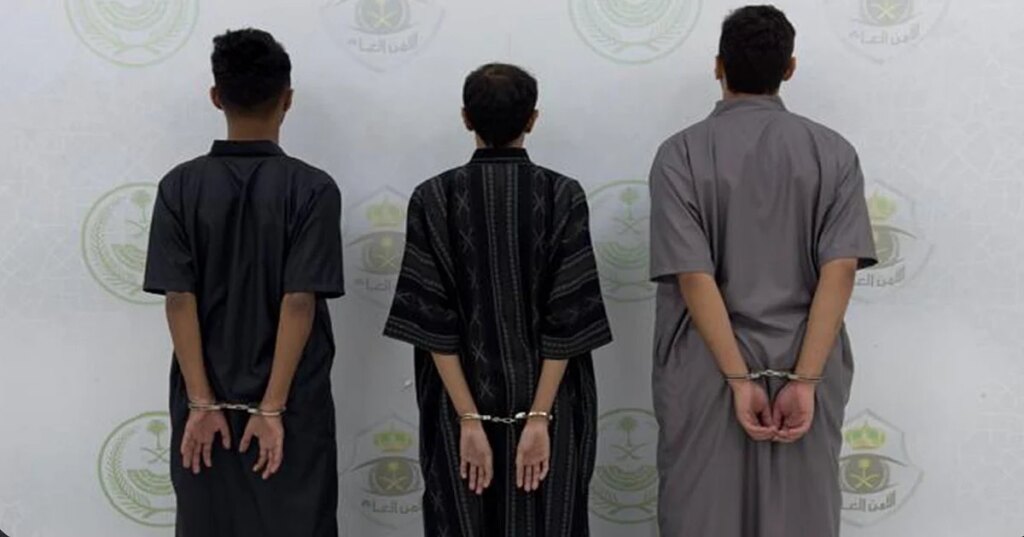 "شرطة الرياض" تقبض على 3 أشخاص اعتدوا على آخرين في مكان عام – صحيفة سبق الالكترونية "شرطة الرياض" تقبض على 3 أشخاص اعتدوا على آخرين في مكان عام - صحيفة سبق الالكترونية