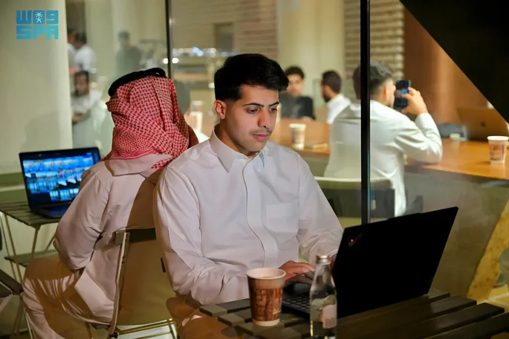 العمل من المقهى في الرياض.. المشهد المهني يُعاد رسمه بين كوب قهوة وجهاز صغير ونافذة على السماء العمل من المقهى في الرياض.. المشهد المهني يُعاد رسمه بين كوب قهوة وجهاز صغير ونافذة على السماء
