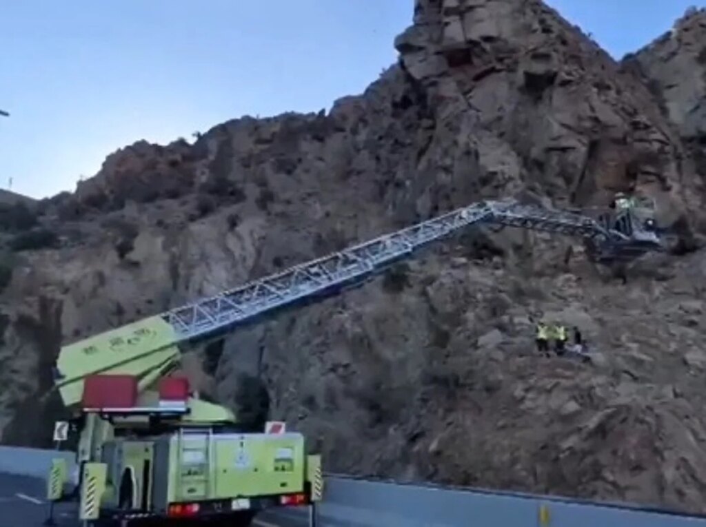 بالفيديو .. "مدني الطائف" ينقذ 4 باكستانيين احتُجزوا في مرتفع جبلي بحي الهدا - صحيفة سبق الالكترونية