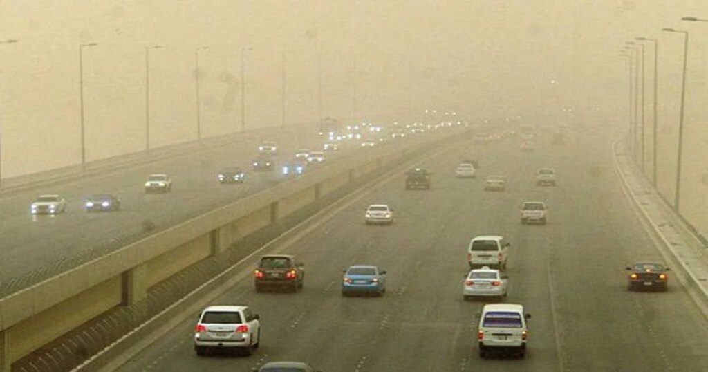 موجة حر شديدة وأتربة مثارة ورياح نشطة تؤثر على الرؤية حتى المساء