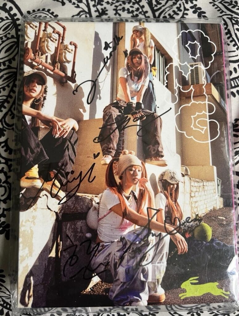 ألبوم Newjeans أصيلة موقعة؟