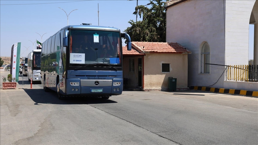 72 لاجئا سوريا يعودون طوعا من لبنان ضمن أول قافلة 72 لاجئا سوريا يعودون طوعا من لبنان ضمن أول قافلة