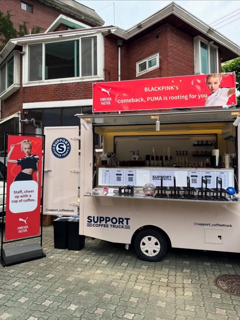 250705 أرسلت بوما شاحنة قهوة دعم لروزي ، بلاكبنك ، والموظفين للاحتفال بعودة Blackpink!