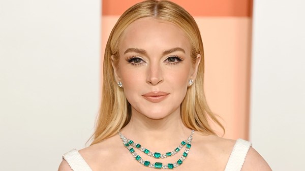 ليندسي لوهان تُعيد أجواء «The Parent Trap».. بحُلة عصرية