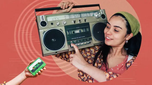 فتاة تحمل مسجلًا شرائط قديماً على كتفها.