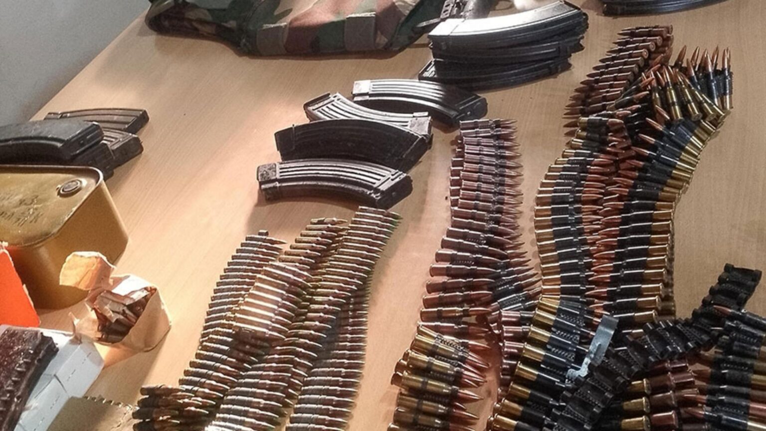 بالصور: اعتدوا على ضباط... وهذا ما عُثر عليه داخل منزل!