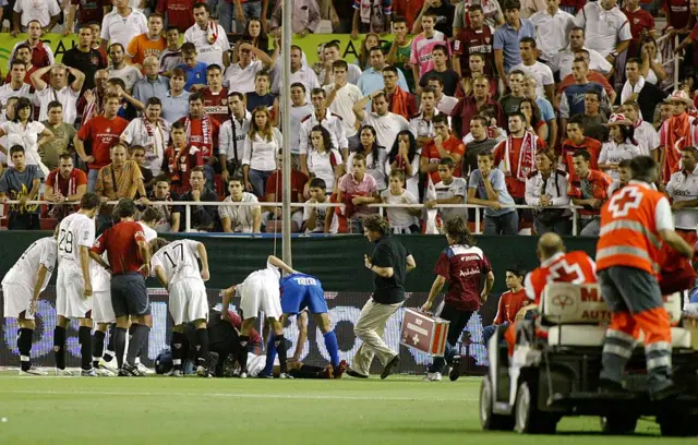 أنطونيو بويرتا، مدافع إشبيلية الراحل، على الأرض بعد سقوطه جراء أزمة قلبية تعرض لها خلال مباراة بالدوري الإسباني ضد خيتافي على ملعب سانشيز بيزخوان في إشبيلية، يوم 25 أغسطس/آب 2007. توفي بويرتا في 28 أغسطس/آب 2007 متأثراً بالأزمة القلبية.
