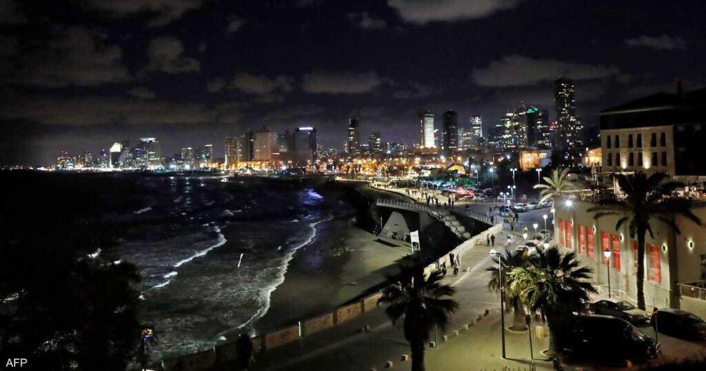 إسرائيل تعلن رصد صاروخ أطلق من اليمن ثم "تفتت في الجو"