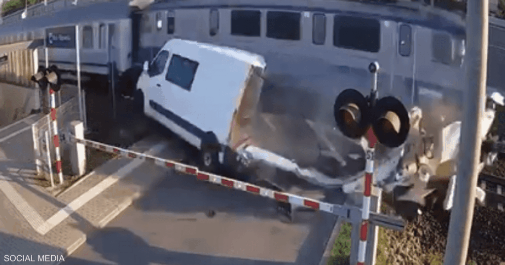 فيديو.. نجاة سائق بأعجوبة من حادث خطير مع قطار