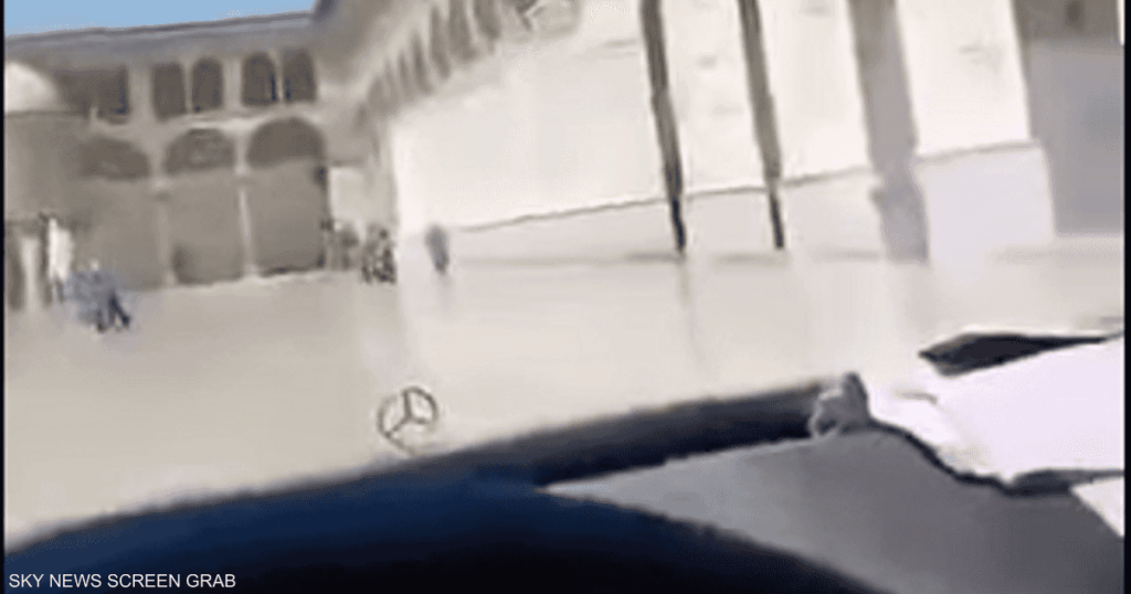 فيديو يثير الغضب.. شخص يتجول بسيارة داخل الجامع الأموي فيديو يثير الغضب.. شخص يتجول بسيارة داخل الجامع الأموي