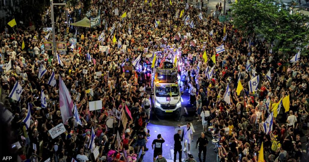 آلاف الإسرائيليين يتظاهرون في تل أبيب ضد خطة السيطرة على غزة آلاف الإسرائيليين يتظاهرون في تل أبيب ضد خطة السيطرة على غزة