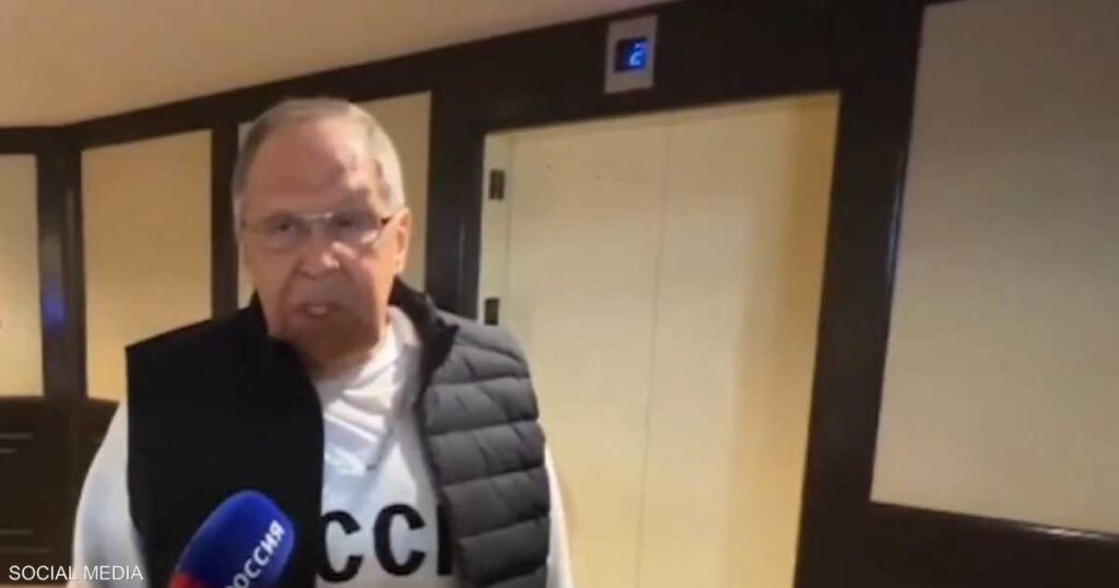 قمة ألاسكا.. لافروف يلفت الأنظار بـ"سويت شيرت" تاريخي