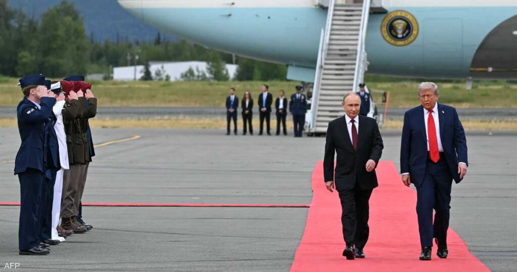 سبب غامض وراء سير بوتين "بذراع واحدة" خلال لقائه ترامب