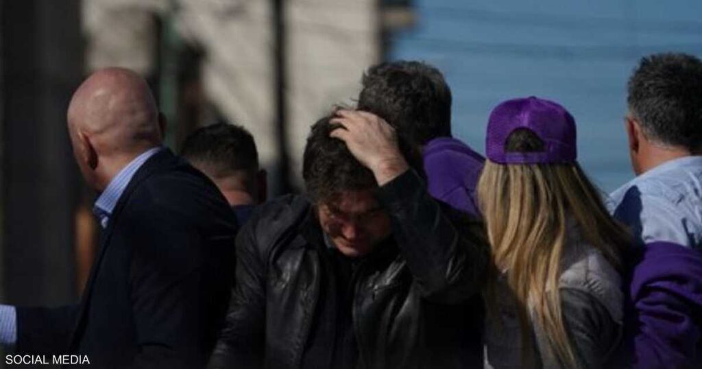 فيديو.. رشق الرئيس الأرجنتيني بالحجارة والزجاجات فيديو.. رشق الرئيس الأرجنتيني بالحجارة والزجاجات