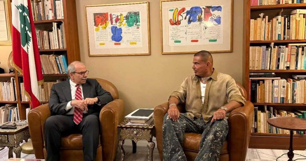 "بيروت تحبك".. رئيس وزراء لبنان يستقبل عمرو دياب في منزله