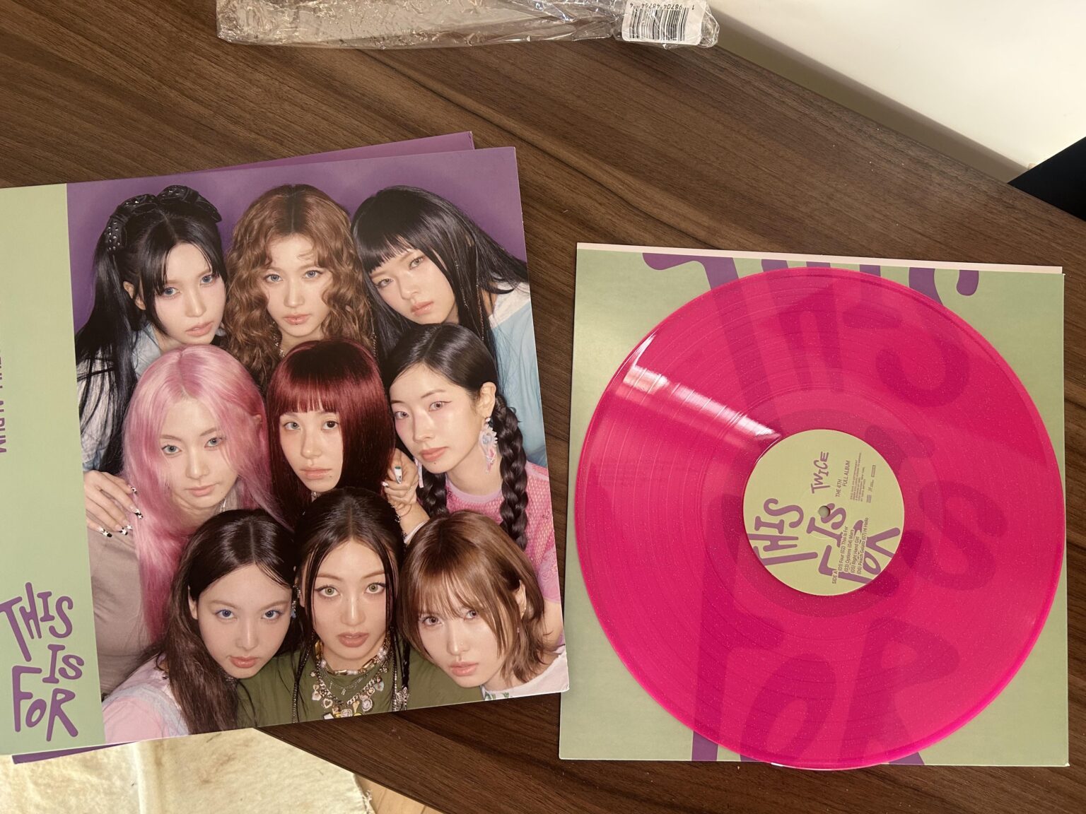 جاء Dragonfruit Vinyl مع علبة العسل؟