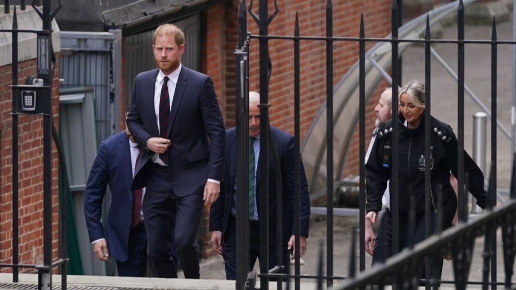 شجار داخل القصر الملكي؟ الأمير هاري يوضح الحقيقة
