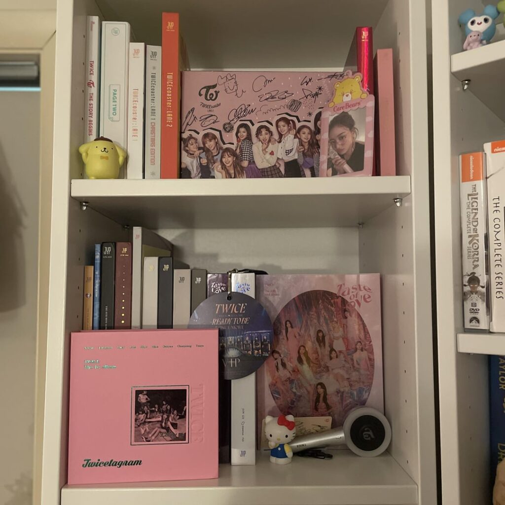 حصلت للتو على بعض الأرفف الجديدة وأردت مشاركة مجموعتي مرتين! (هل يمكنك معرفة من هو تحيطي 🫣)