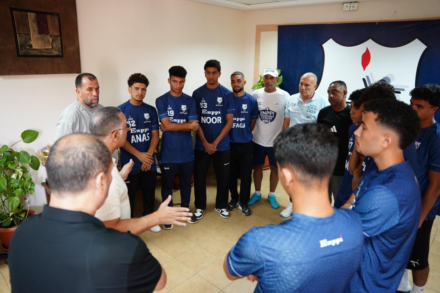 ناشئو إنبى مع أيمن الشريعى رئيس النادي ناشئو إنبى مع أيمن الشريعى رئيس النادي