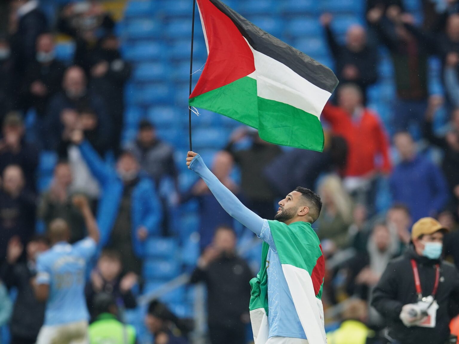 محرز وأبو تريكة ينعيان الشهيد أنس الشريف وطاقم الجزيرة | رياضة