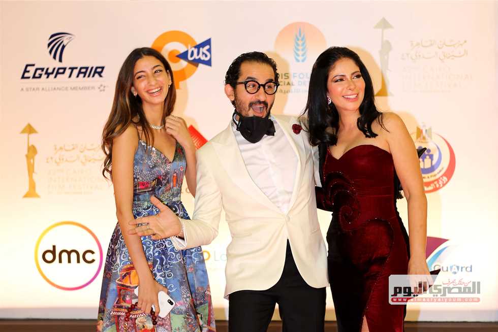 «إخواتي معرفوهاش».. لي لي حلمي تكشف كواليس تجسيد والدتها منى زكي لشخصية أم كلثوم