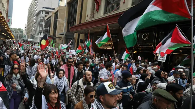 جاب المتظاهرون منطقة الأعمال المركزية في سيدني، أستراليا، خلال مسيرة تضامنية مع غزة، يوم 24 أغسطس/آب 2025. 