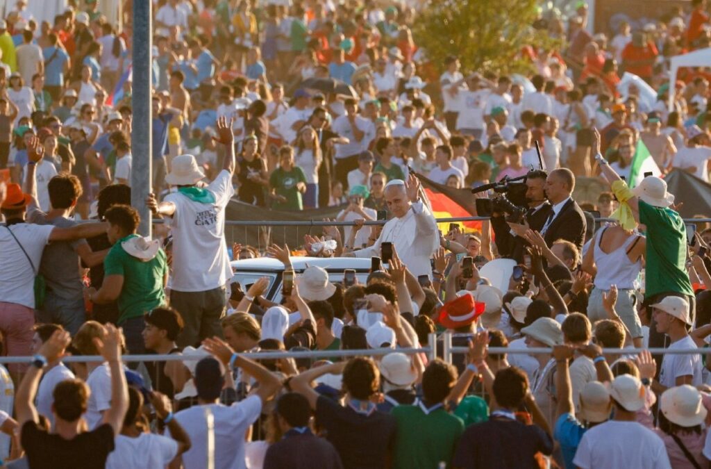 البابا لاوُن الرابع عشر يترأس أمسية صلاة لمناسبة يوبيل الشباب ويجيب على أسئلة لبعض الشبيبة