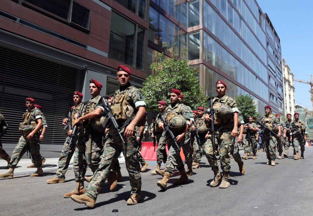 حكومة لبنان تكلف الجيش بحصر السلاح بيد الدولة في تحد لحزب الله