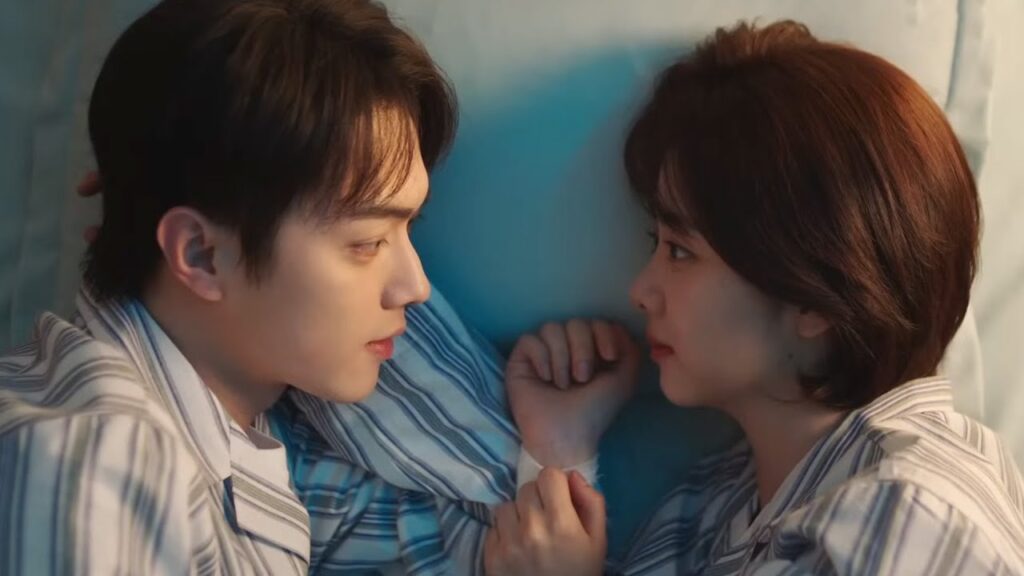 تغري بطلتنا حبيبها المريض بملابسها لتنام معه فيحتضنان بعضهما البعض بقوة طوال الليل!❤️من "جميلة مثلك"