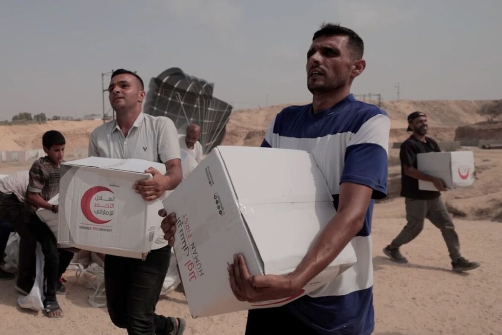 الإمارات تنفذ الإنزال الجوي الـ69 للمساعدات وتُدخل نحو 500 طن من الغذاء إلى غزة