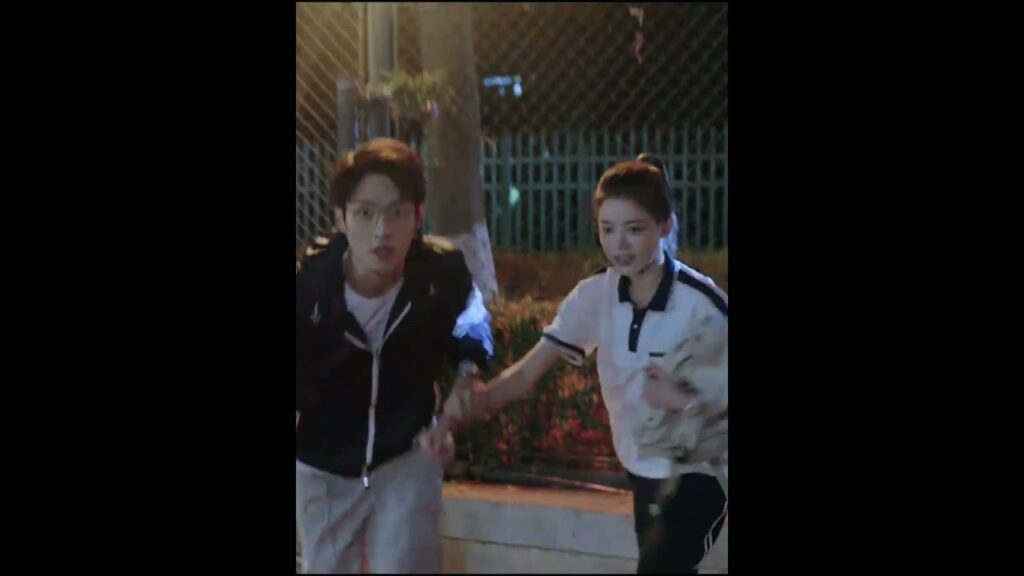 اصبح طفولياً معها 💕  #ذروة_شبابنا #summitofouryouth #sunzhenni #chenjingke #youku #shorts