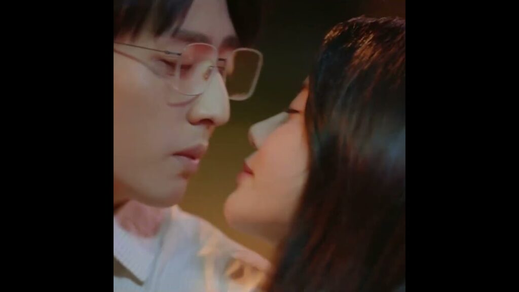 قبلة مفاجئة تسرق قلبه 💋💕 #ذروة_شبابنا #summitofouryouth #sunzhenni #chenjingke #youku #shorts