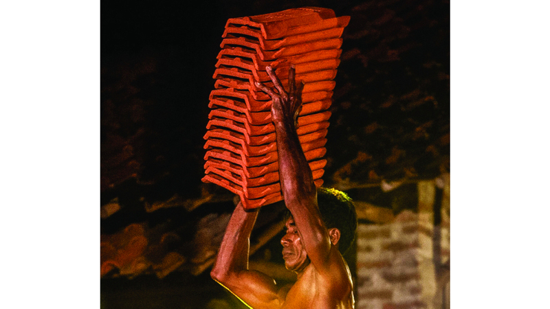 استعراض عضلات فريد من نوعه.. لإنقاذ مهنة تتلاشى