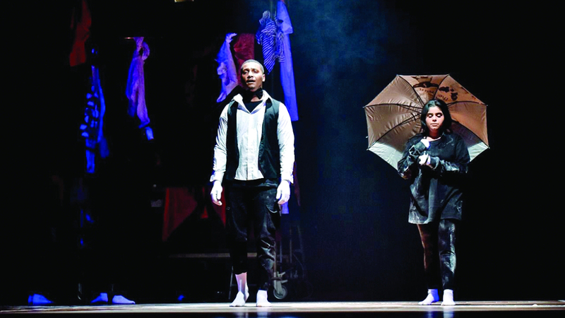 «التقنيات المسرحية».. البساطة مفتاح تقديم تجربة مؤثرة «التقنيات المسرحية».. البساطة مفتاح تقديم تجربة مؤثرة