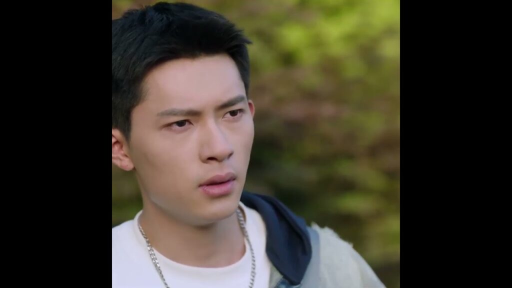 يرى الفتاة التي يحبها تقبل رجل آخر💔 #ذروة_شبابنا #summitofouryouth #sunzhenni #chenjingke #youku