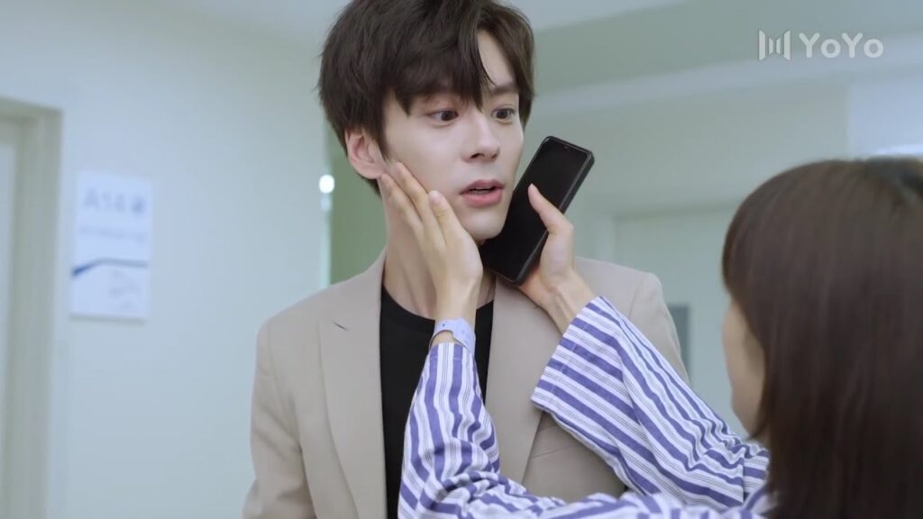 معجب بها و يجد كل تصرفاتها لطيـفة 🔥(عد نجومك المحظوظة )