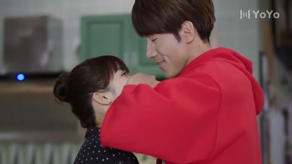 تأتي والدتها الى منزلها لكنها لا تريد ان اكتشف بأنها تعيش مع رجل قبل الزواج 🔥(عد نجومك المحظوظة )