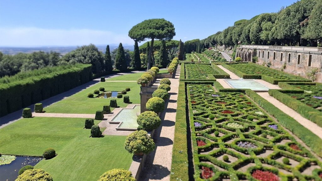 البابا لاوُن الرابع عشر يفتتح "قرية كُن مُسبَّحًا"