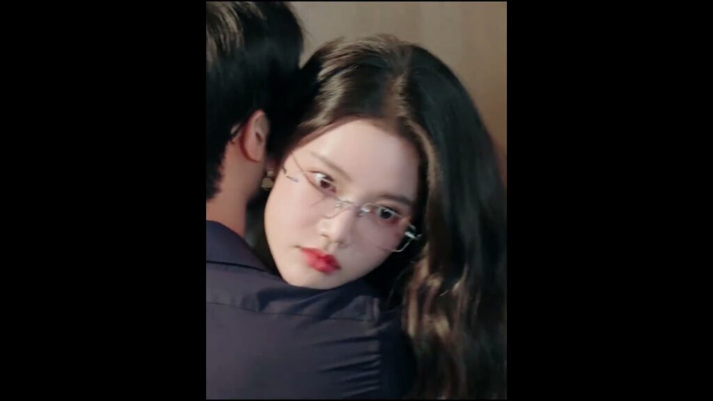 تعانقه أمام والديها 😂💕 #ذروة_شبابنا #summitofouryouth #sunzhenni #chenjingke #youku #shorts #cdrama