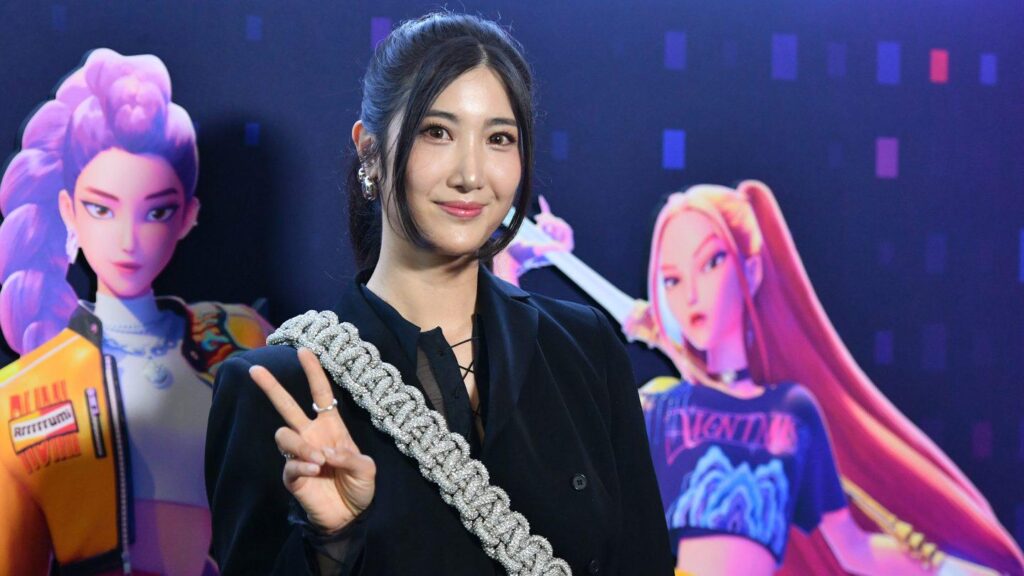 Ejae – “Kpop Demon Hunters” المغني وكاتب الأغاني Ejae على “Golden” Hit To No. 1 on Hot 100: “لقد بكيت طوال اليوم” @ The Hollywood Reporter (250821) Ejae - "Kpop Demon Hunters" المغني وكاتب الأغاني Ejae على "Golden" Hit To No. 1 on Hot 100: "لقد بكيت طوال اليوم" @ The Hollywood Reporter (250821)