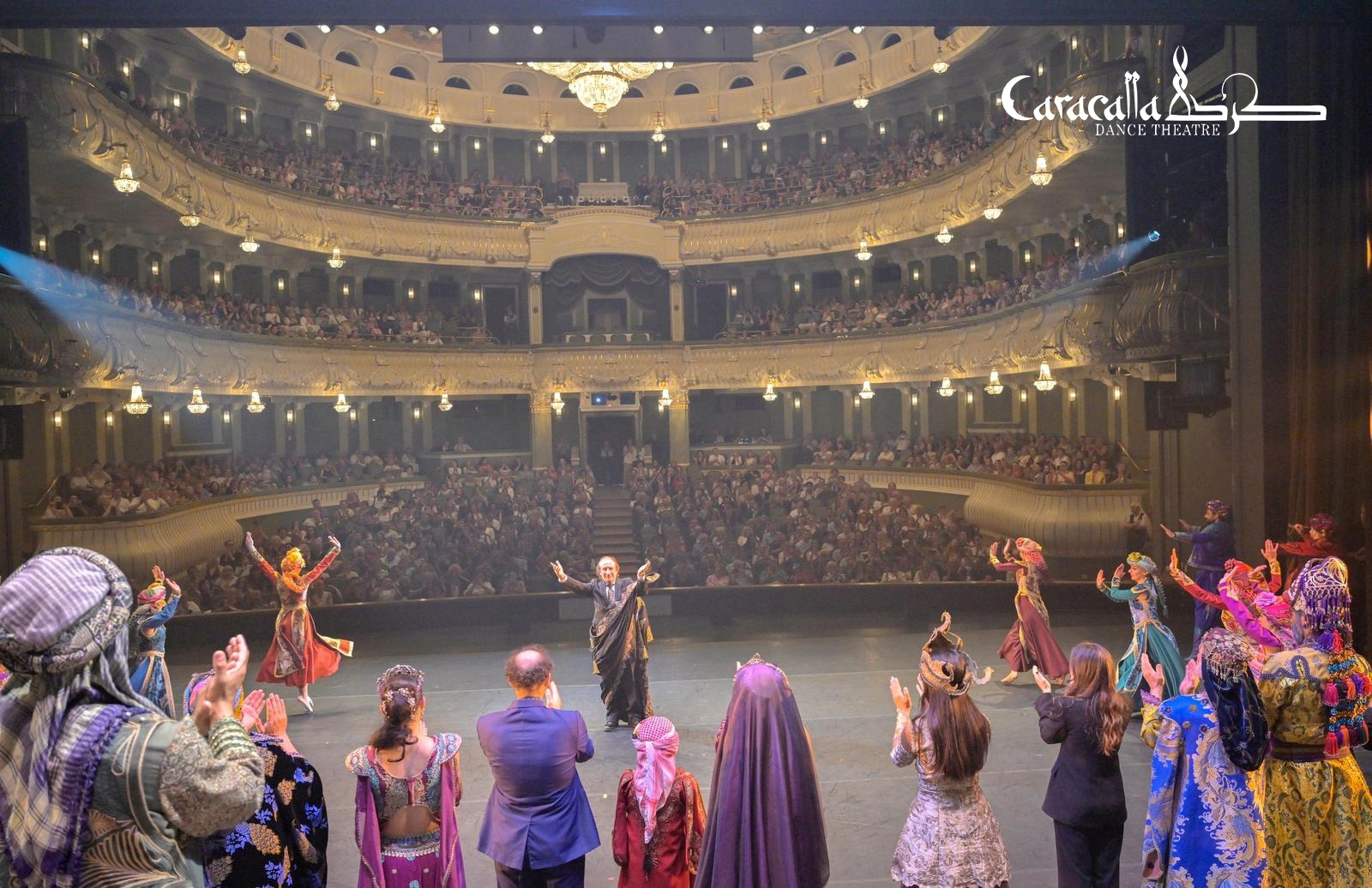 عبدالحليم كركلَّا يحيِّي ختامًا جمهور مسرح البولْشُوي