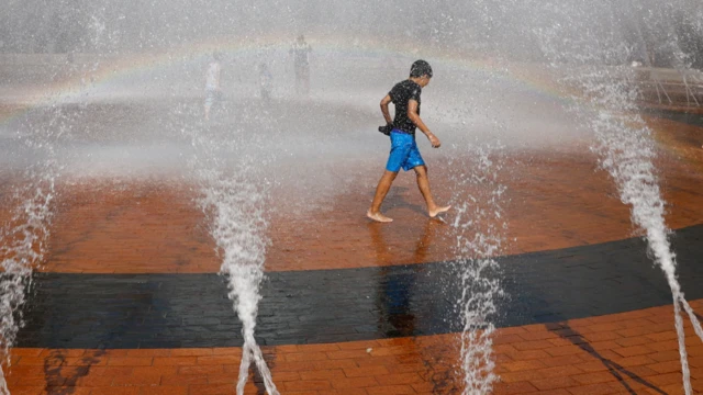 صبي تحت مياه نافورة 