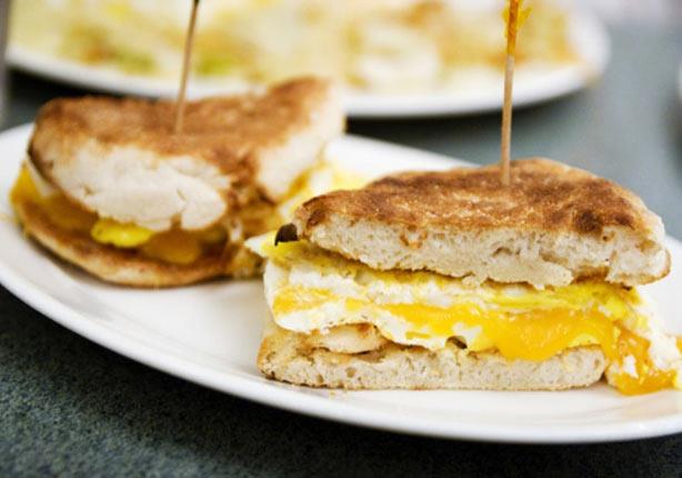 "إزاي يخرجوهم في السن ده".. فتاة تنتقد حجم سندوتشات الساحل الشرير