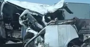 مصرع 3 أشخاص وإصابة 12 في تصادم سيارة ربع نقل وميكروباص شرق العوينات