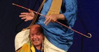 أحمد السعدنى يسترجع ذكريات مسرحية “الملك هو الملك” لوالده ولطفى لبيب