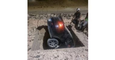 سقوط سيارة بداخلها زوجان فى حفرة بحدائق أكتوبر ونجاتهما بأعجوبة.. فيديو وصور سقوط سيارة بداخلها زوجان فى حفرة بحدائق أكتوبر ونجاتهما بأعجوبة.. فيديو وصور